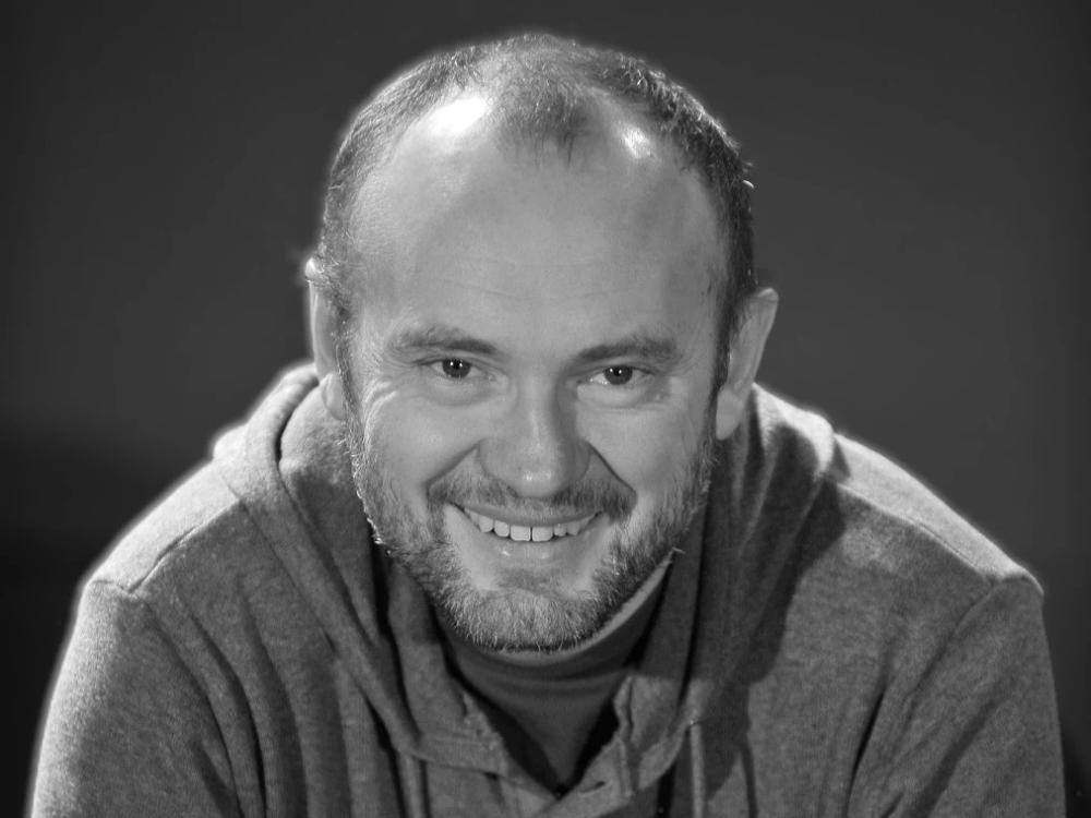 Умер художник по свету Владислав Фролов
